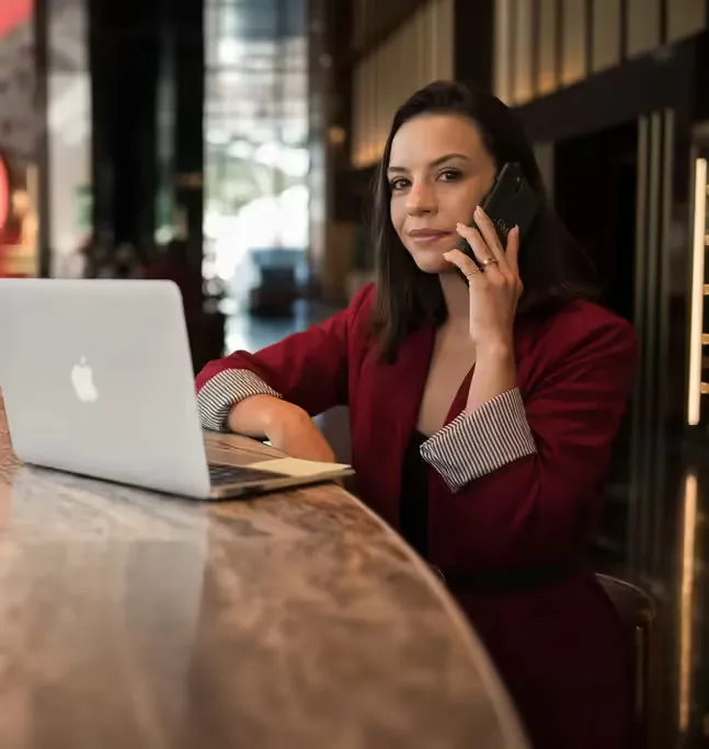 Gabriela M. Pesce ao telefone, diante de um notebook