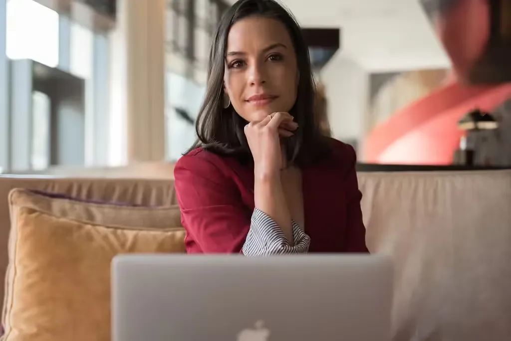 Gabriela M. Pesce sentada, com o notebook à frente